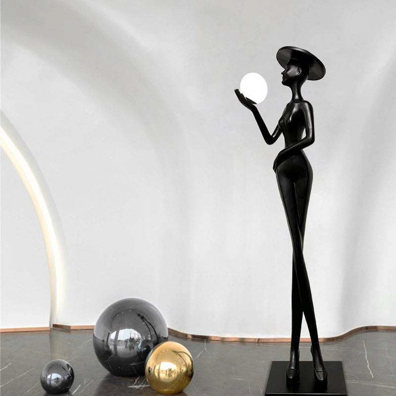 Lampadaire Femme au Chapeau