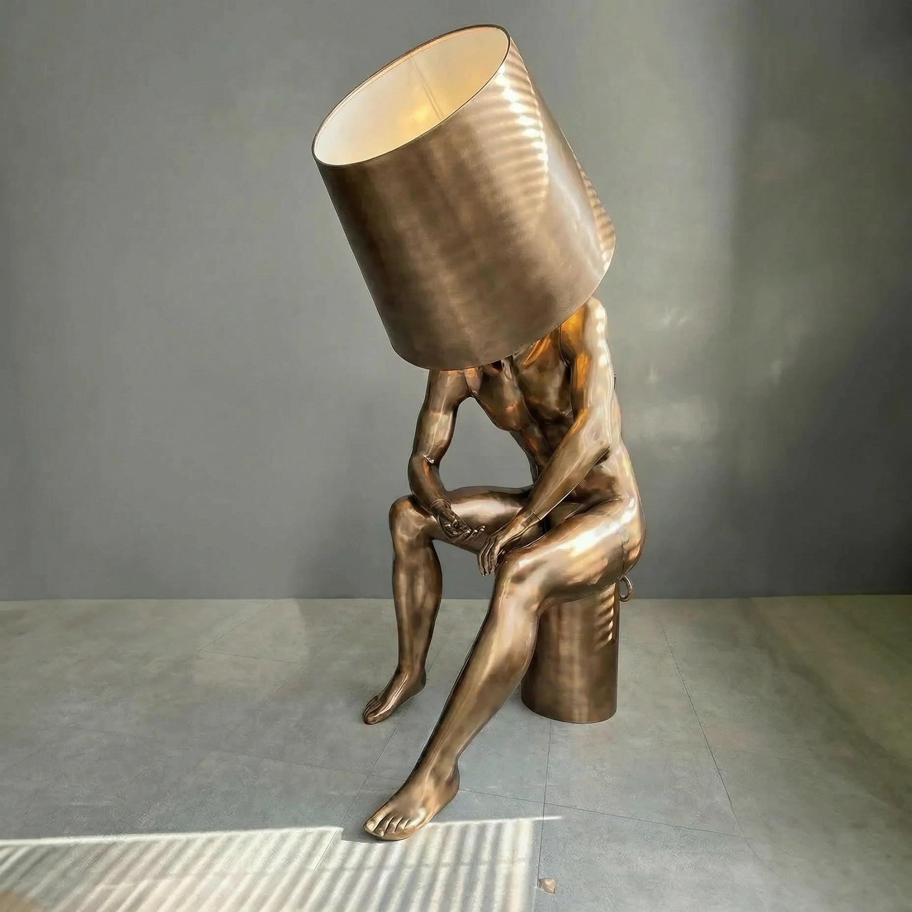 Sculpture Homme Assis – L’Homme Lumière