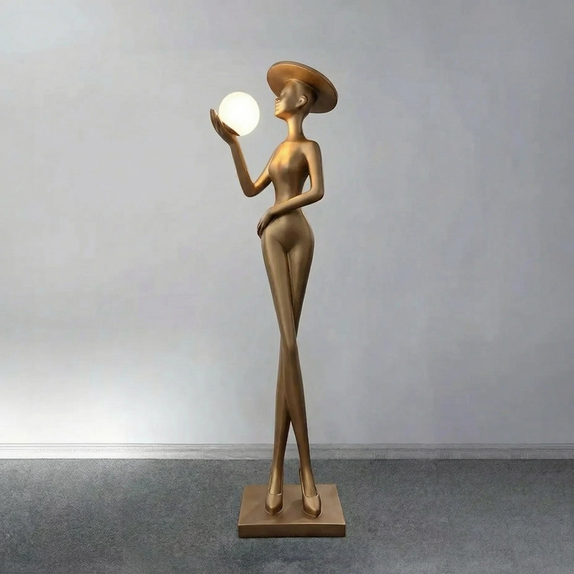 Lampadaire Femme au Chapeau