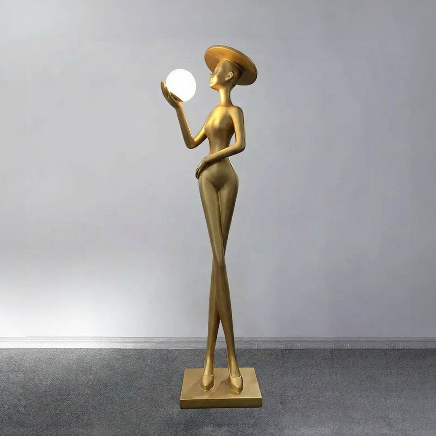 Lampadaire Femme au Chapeau