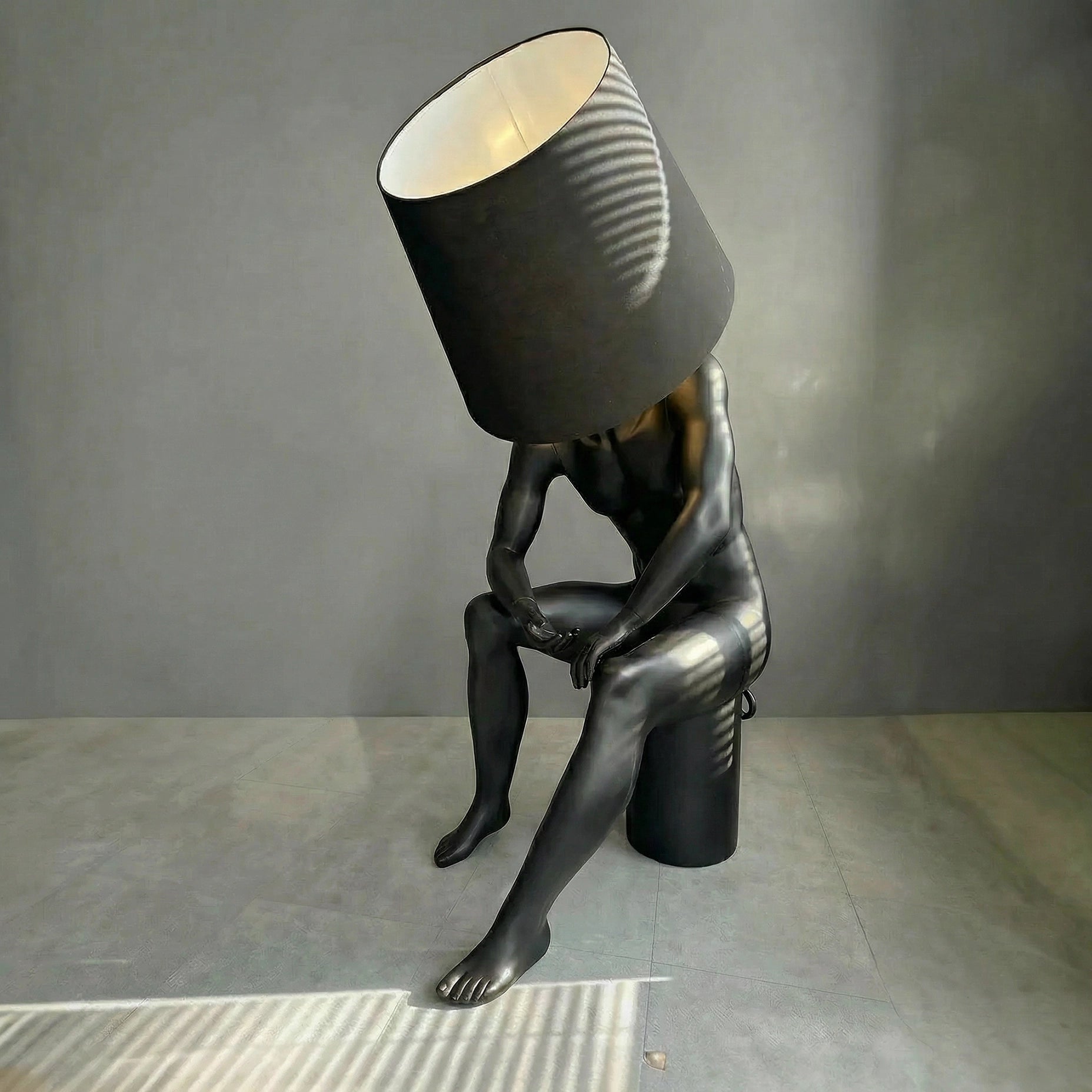 Sculpture Homme Assis – L’Homme Lumière