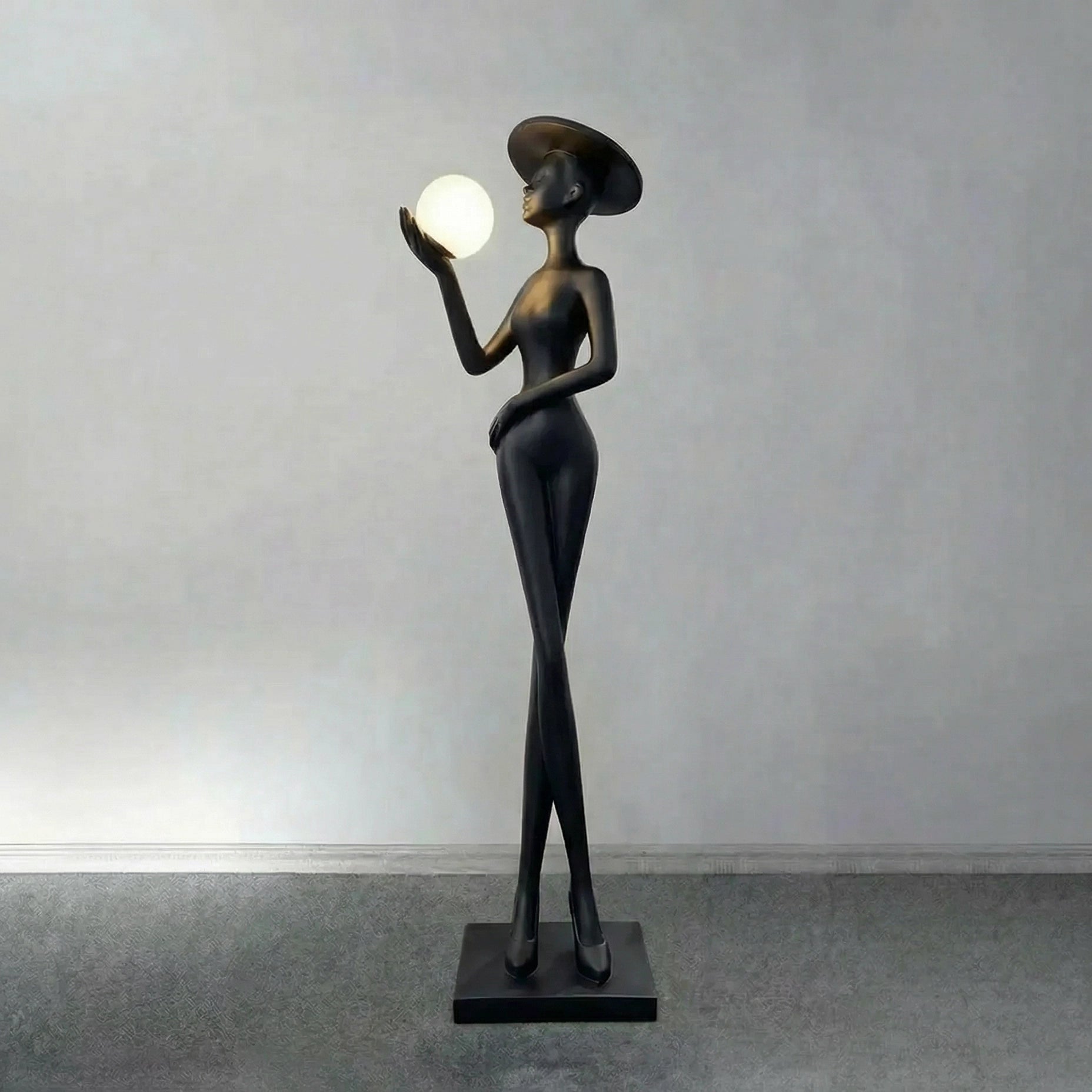 Lampadaire Femme au Chapeau
