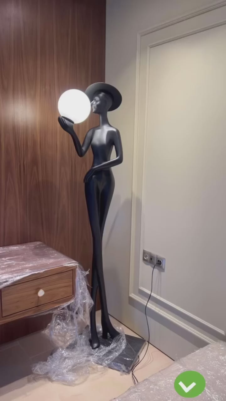 Lampadaire Femme au Chapeau